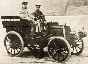 Finch, su Panhard 16 CV M4I, nel febbraio 1900.
