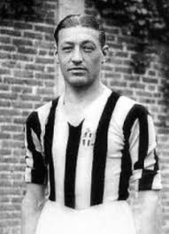 Umberto Caligaris  nato a Casale Monferrato, il 26 luglio 1901, e muore a Torino, 19 ottobre 1940 durante una gara fra vecchie glorie della Juventus. Come e noto insieme ai suoi vecchi compagni di reparto Combi e Rosetta. In quanto dopo pochi minuti di gioco, fu costretto a lasciare il campo. E successivamente portato in ospedale, dove muore stroncato da un aneurisma.  Umberto Caligaris  calciatore e allenatore di calcio italiano. Vice il campione del mondo con la nazionale italiana nel 1934. E formò assieme al portiere Gianpiero Combi e il terzino Virginio Rosetta.  Come la miglior linea difensiva di tutti i tempi, come fu ritenuta dalla stampa specializzata.