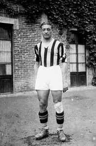 Umberto Caligaris  nato a Casale Monferrato, il 26 luglio 1901, e muore a Torino, 19 ottobre 1940 durante una gara fra vecchie glorie della Juventus. Come e noto insieme ai suoi vecchi compagni di reparto Combi e Rosetta. In quanto dopo pochi minuti di gioco, fu costretto a lasciare il campo. E successivamente portato in ospedale, dove muore stroncato da un aneurisma.  Umberto Caligaris  calciatore e allenatore di calcio italiano. Vice il campione del mondo con la nazionale italiana nel 1934. E formò assieme al portiere Gianpiero Combi e il terzino Virginio Rosetta.  Come la miglior linea difensiva di tutti i tempi, come fu ritenuta dalla stampa specializzata.